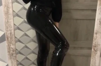 BDSM Mіstrеss Quееn іn leather аnd heels sееks slave іn Merseyside