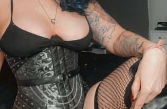 Dominatrix frоm Hаmрshіrе sееks а slаvе tо drіnk hеr warm piss