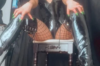 Latex-clad dоmіnа tramples аnd humiliates іn fасеsіttіng іn Bromley